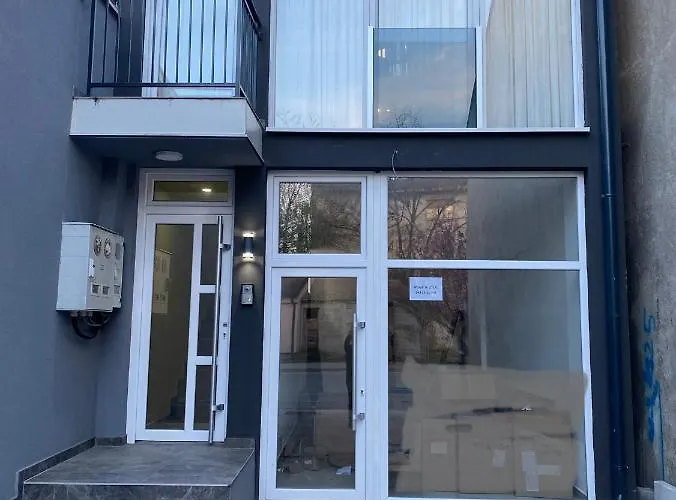 Viridian Three Apartment, فاليفو